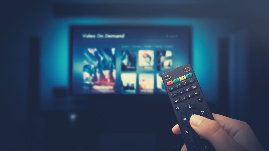 hand hiolding the remote control for best anti-glare TV